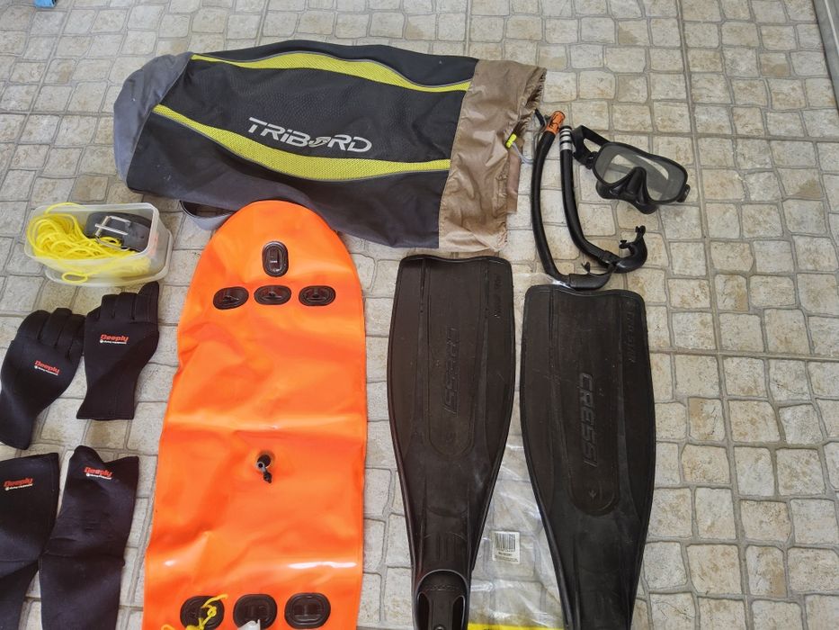 Equipamento e Fato de Mergulho Completo em bom estado de conservação.