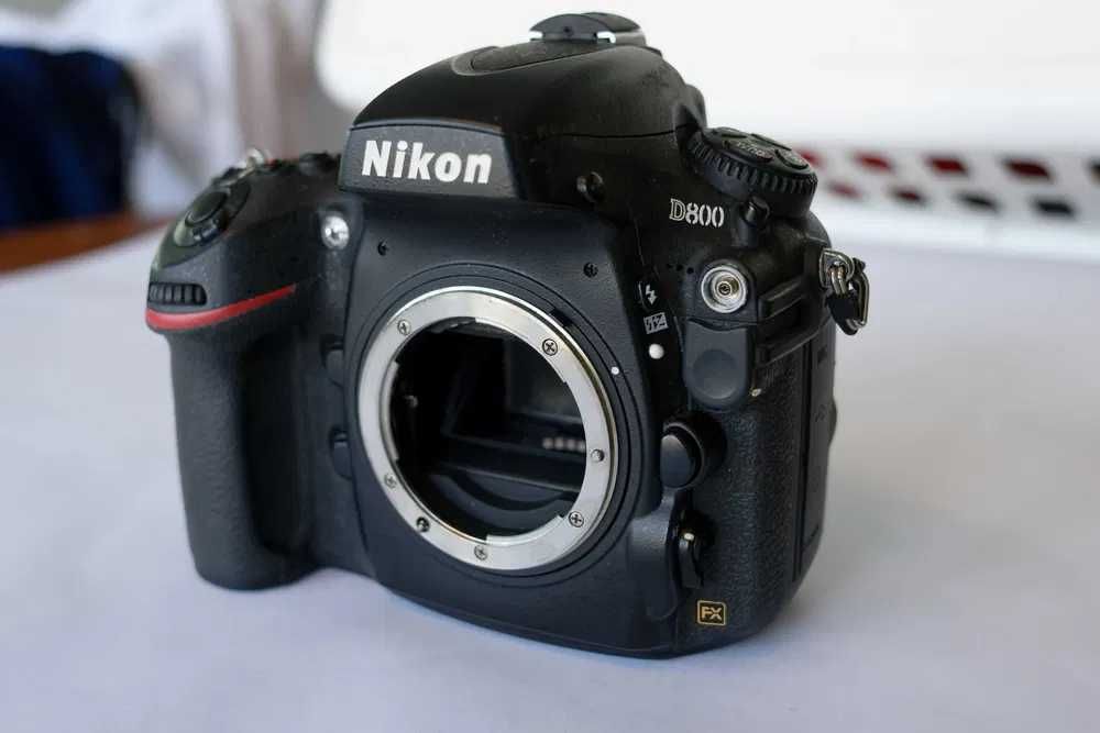 Nikon D800 (36MP Full Frame, apenas 22k disparos)