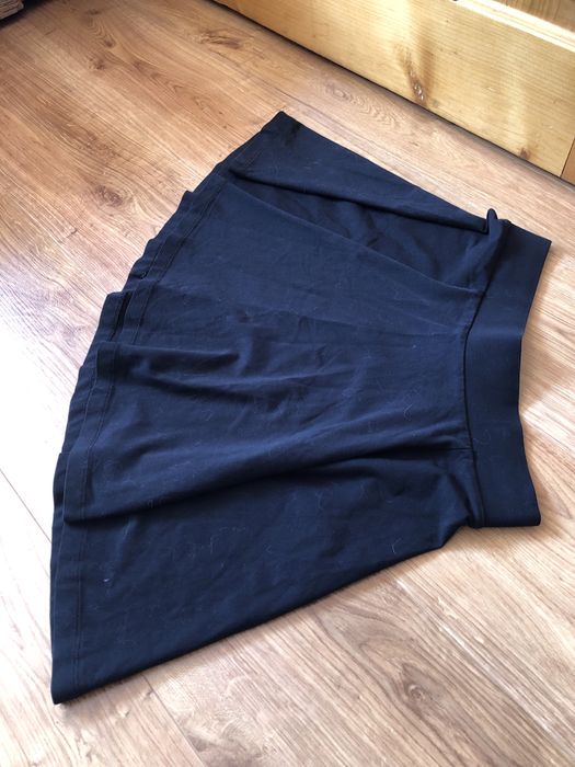 Чорна вільна коротка спідниця (схожа на теніску)