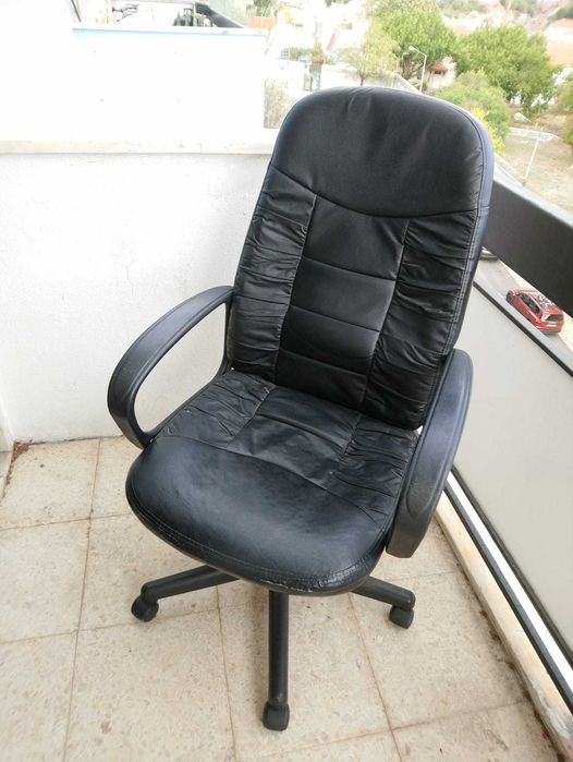 poltrona executiva todas rodas ok h110,l62,5,c68 forro original pele