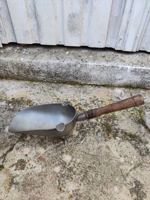 Cinzeiro em estanho e madeira