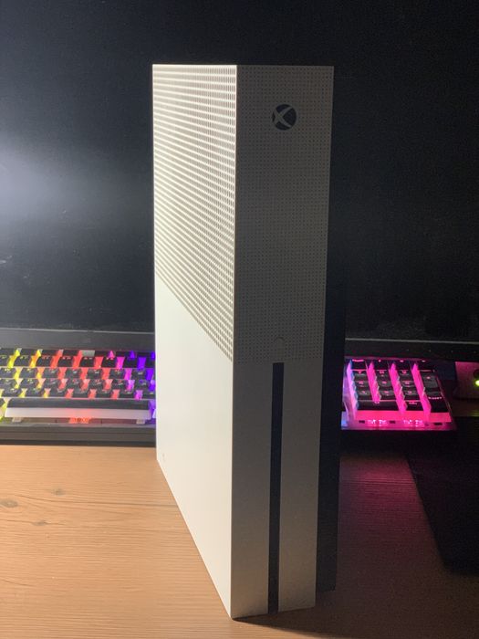 Продам Xbox One S 1TB у хорошому стані