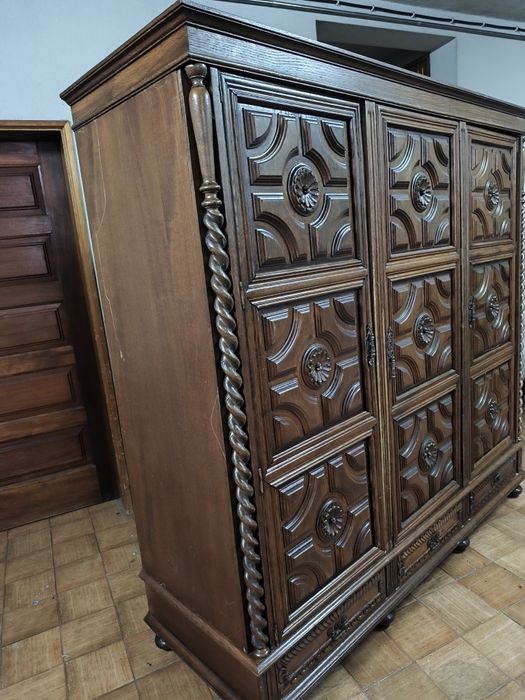 Guarda Fatos de 3 portas.