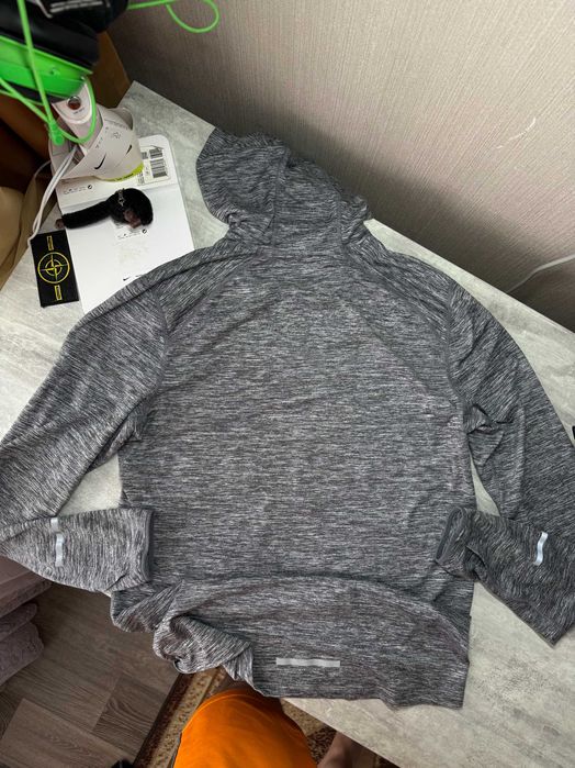 Спортивна кофта худі лонгслів nike running dri-fit з капюшоном сіра s-m