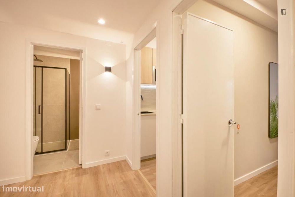 Quarto - localizado em Campolide Lisbon