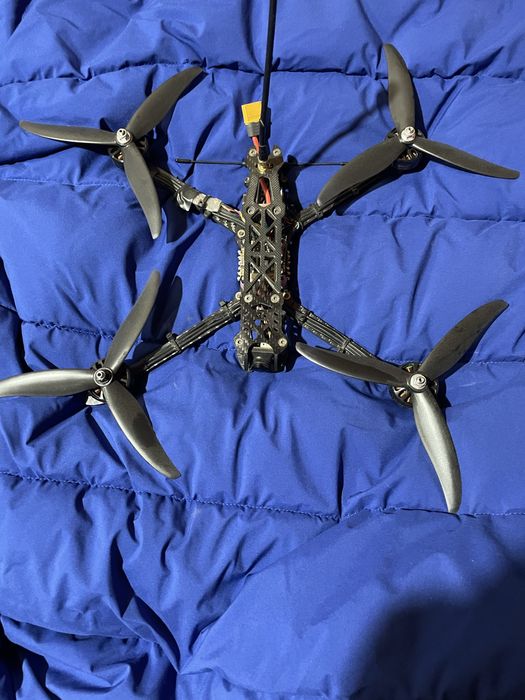 Дрон квадрокоптер