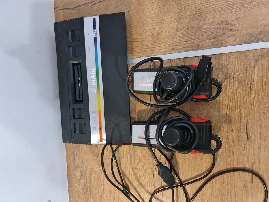 Atari 2600 konsola plus kontrolery