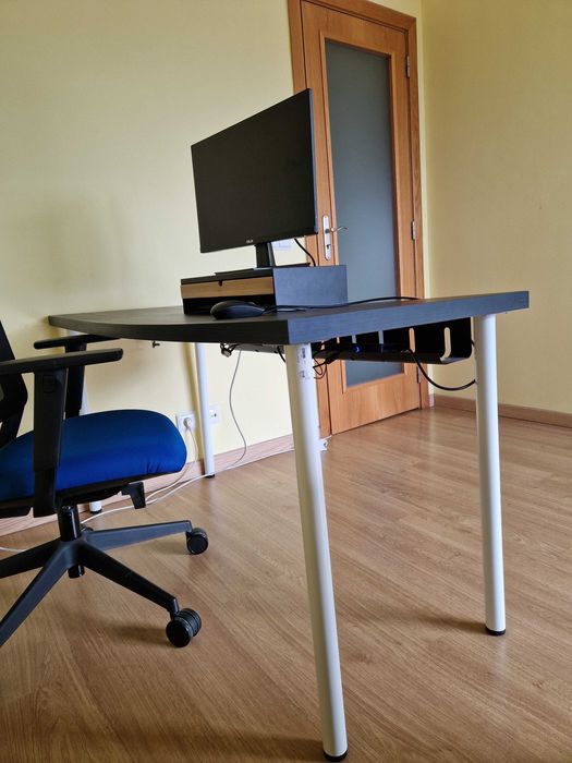 Secretária com organização de cabos e suporte de monitor