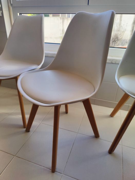 Cadeira estilo nórdico, branca almofadada