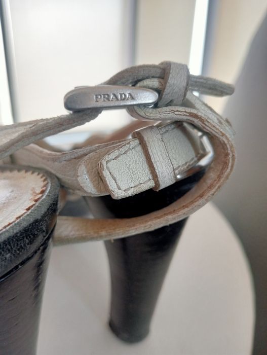 Sandálias Prada em couro preto e branco