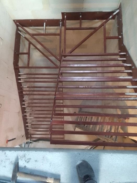 Schody półkowe wspornikowe wiszące - konstrukcja stalowa