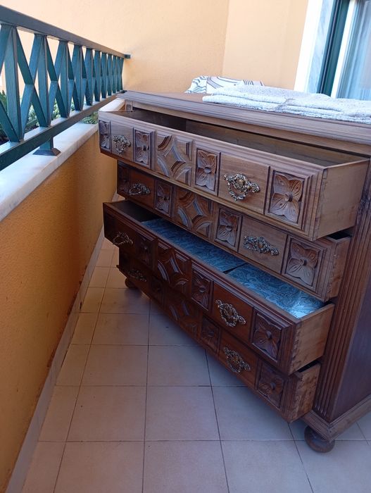 Móvel cómoda com gavetas