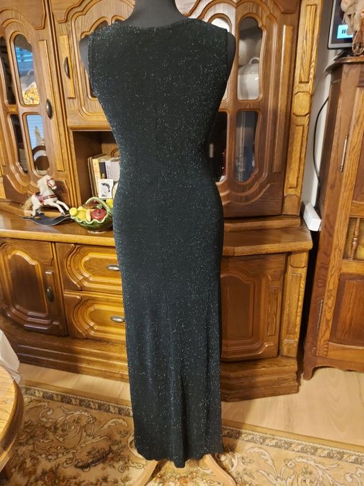 Połyskliwa, opinająca suknia