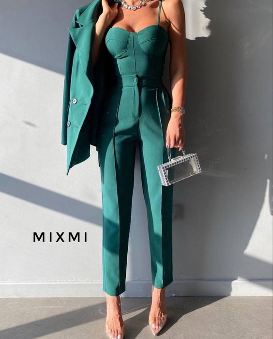 Стильний жіночий костюм трійка