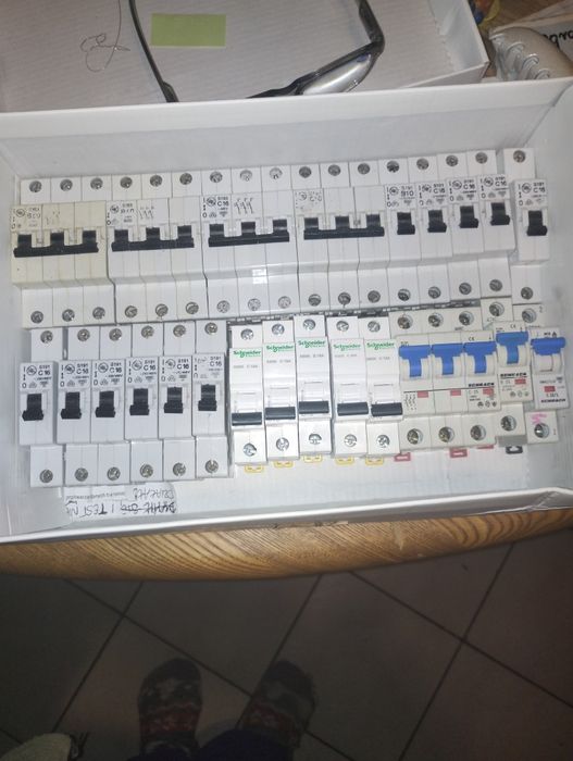 Bezpieczniki Wyłączniki nadpradowe itp automaty trójfazowe