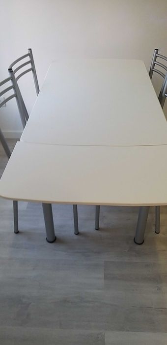 Mesa e cadeiras de cozinha