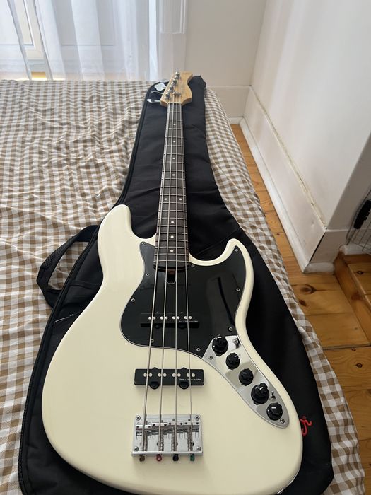 Baixo Marcus Miller Sire V3