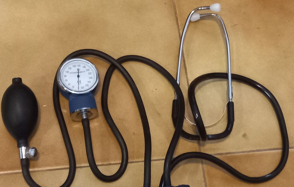 Tensiômetro de Braço Manual com Fonendo Estetoscópio de Alumínio