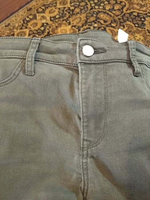 Продам джинсы серо-зеленые H&M