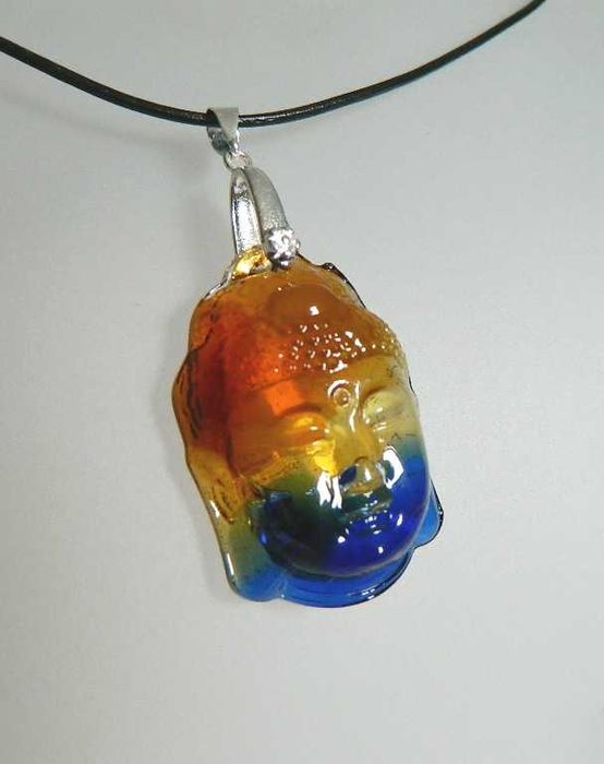 Głowa Buddy, tęczowy kwarc aura, wisiorek na rzemieniu