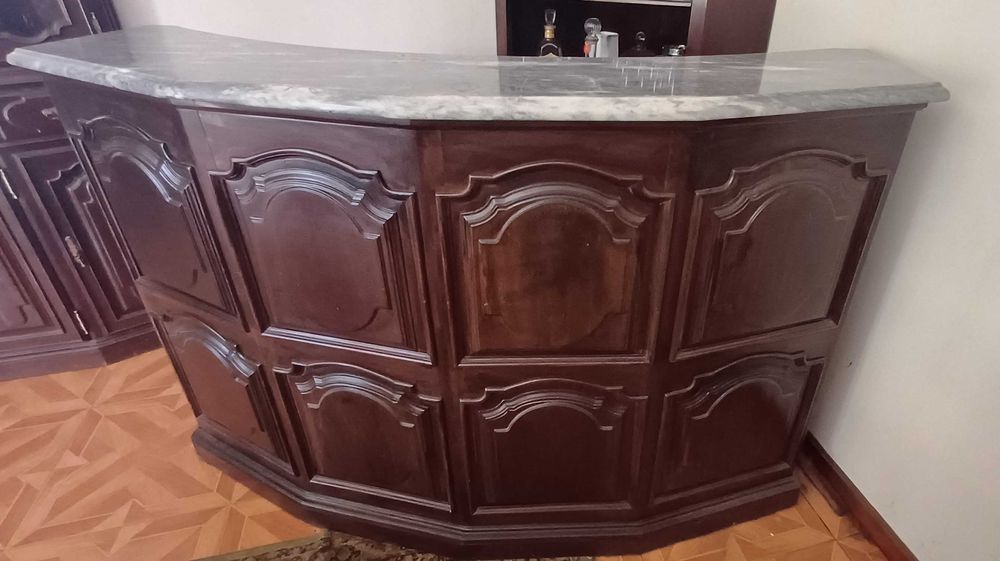 Garrafeira e Móvel Bar com Balcão e duas cadeiras altas para sala