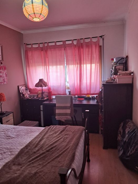 Vendo excelente T2 com garagem e 2 elevadores  em Santa Marinha, em frente ao apeadeiro  de comboio de Coimbrões