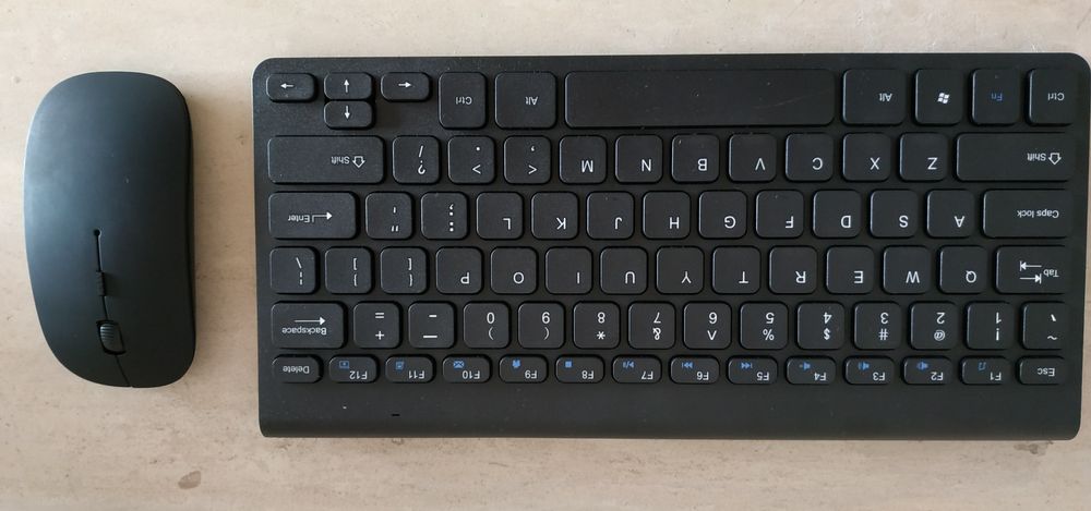 Vendo teclado preto e rato