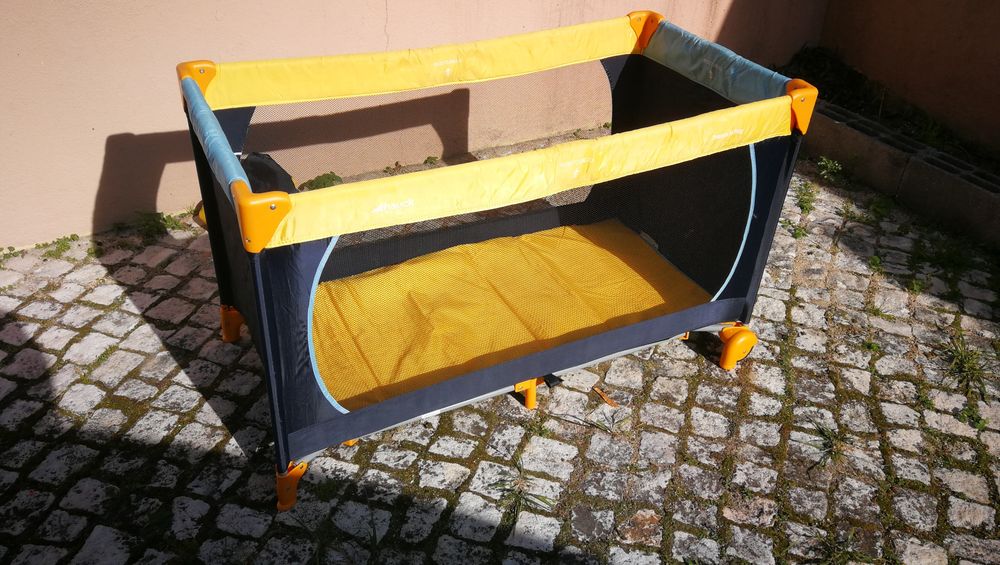 Cama de viagem usada