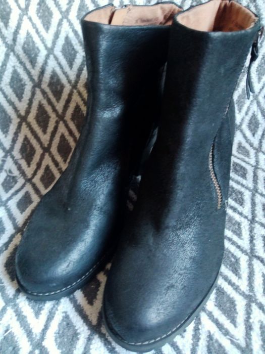 Продам женские ботинки