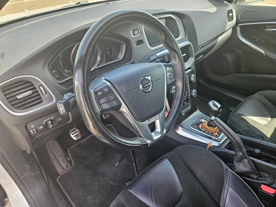 Volvo V40 R design 2018 ( Todas assistencias  na marca)