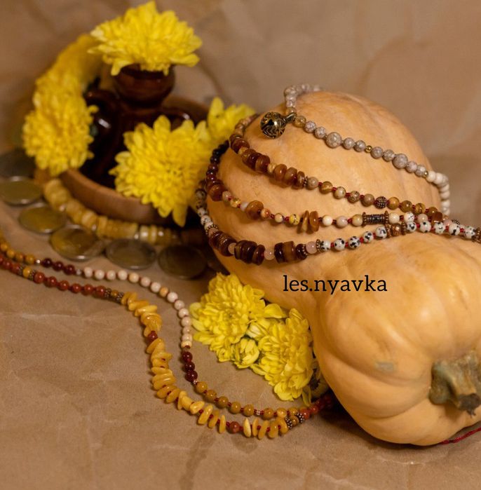 Намисто, яшма далматинова, мукаїт, пісочна, бурштин