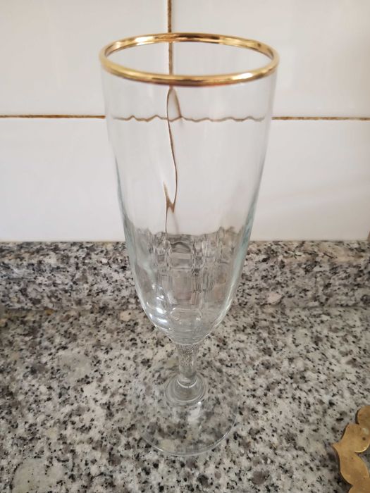 Set 6 copos champanhe risca dourada.