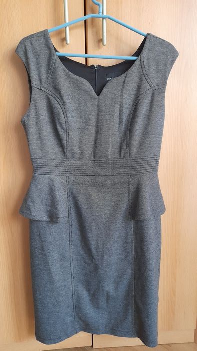 Elegancka sukienka z falbaną rozmiar M