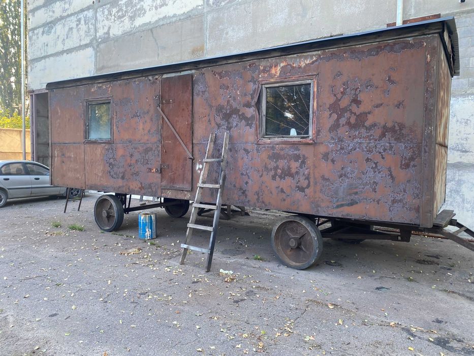 причіп вагончик на колесах, будка, сторожка. будівельний вагончик