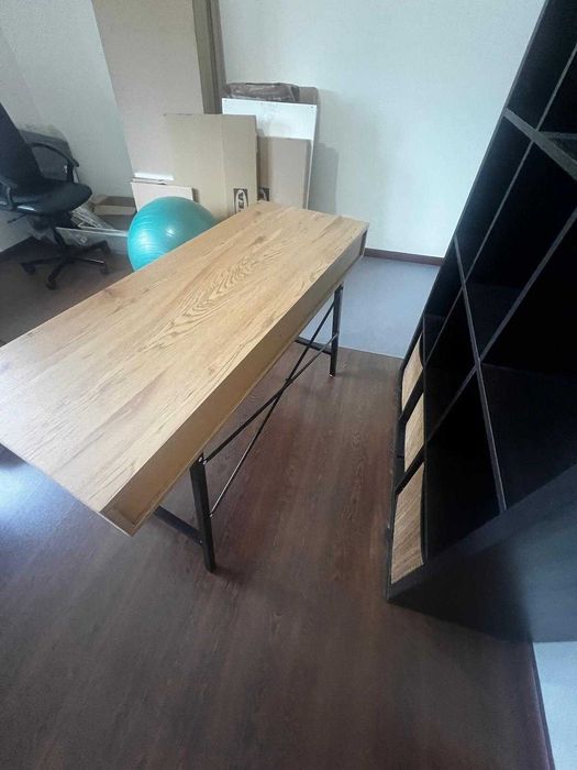 Secretária em cor carvalho e aço preto