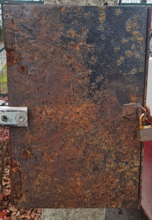 Металева розподільна скринька / електрощиток (б/у)