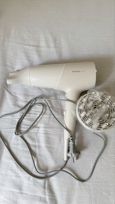 Este é um secador de cabelo Philips Série 5000, modelo BHD501/20, de cor branca.