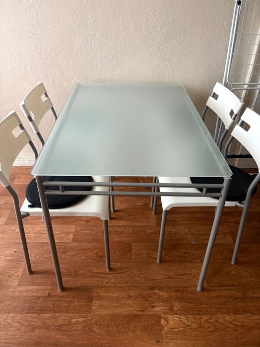 Sprzedam stół i 4 krzesła Ikea