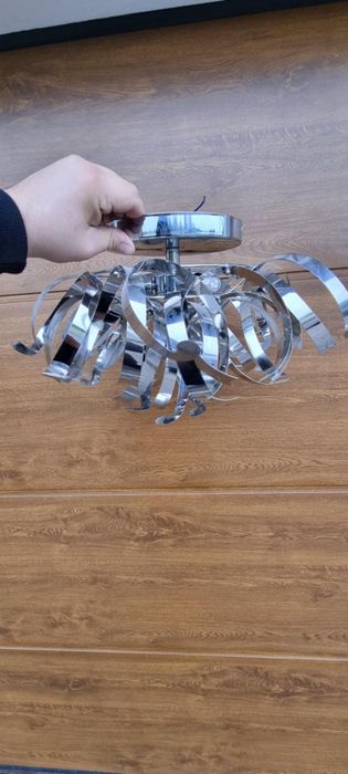 Srebrny żyrandol metalowy