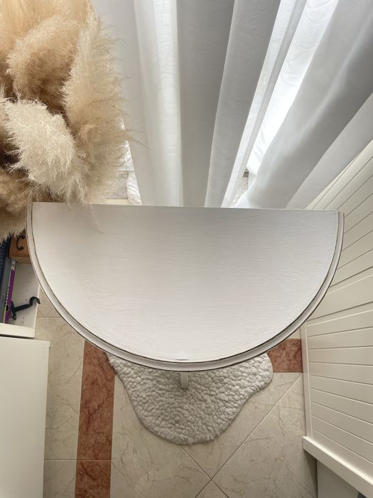 Mesa de apoio vintage branca – meia-lua