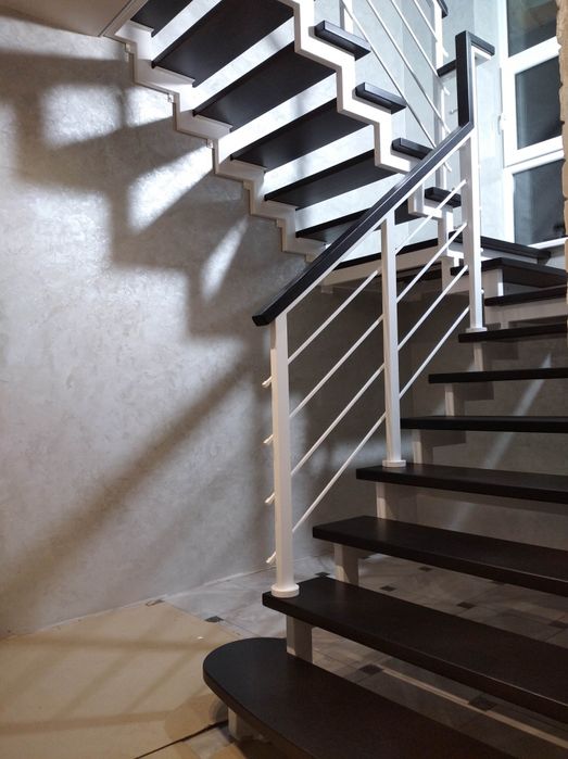 Сходи лофт металевий каркас сходинки перила лестница драбина