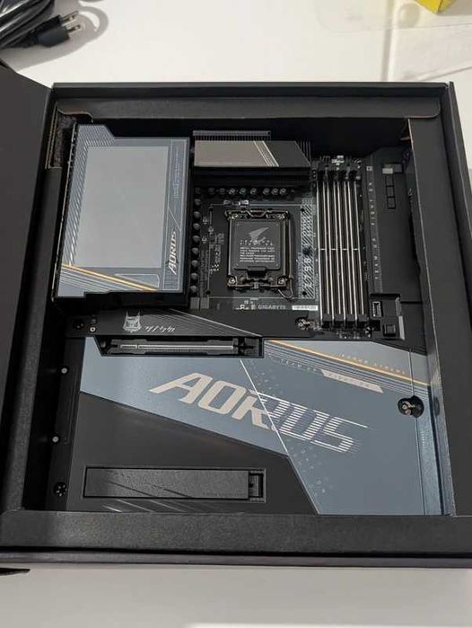 Placa Mãe Aorus Z790 XTREME X (DANIFICADA)