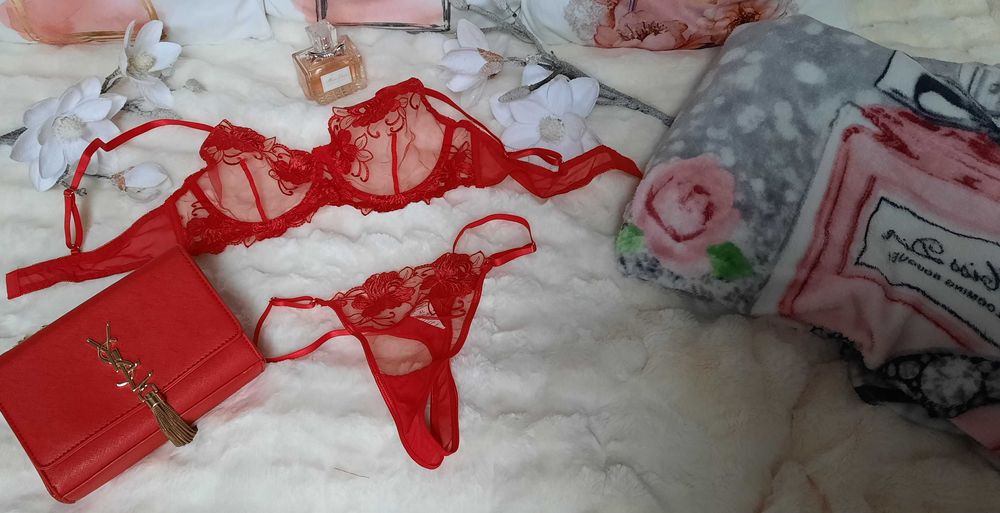 komplet bielizny czerwony różany stanik stringi