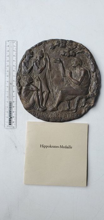 Настільна медаль: ,,Гіппократ сидить біля підніжжя дерева.''