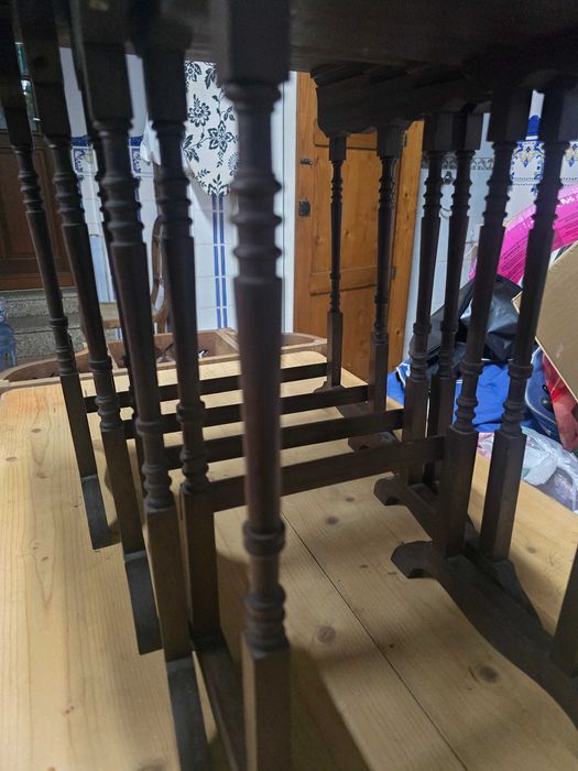 Conjunto de 4 mesas chamadas de mesas mae