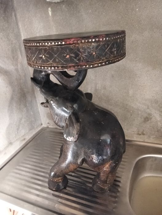 Estatuetas em madeira