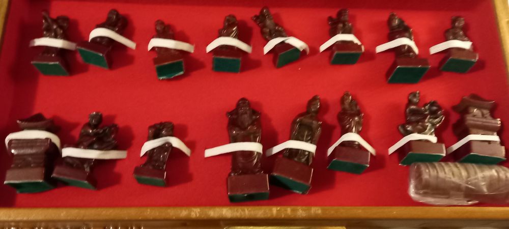 Jogo de xadrez com tabuleiro pintado à mão