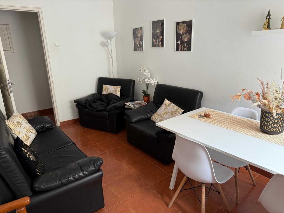 Sofá preto conjunto