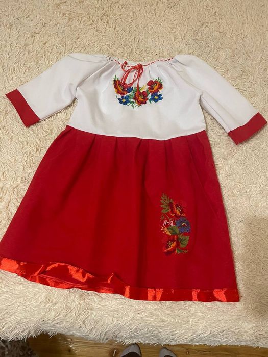блузка та вишите плаття на дівчинку