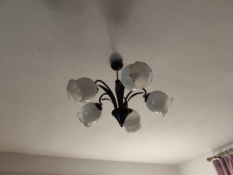 Dwie lampy wiszące. Dwa żyrandole